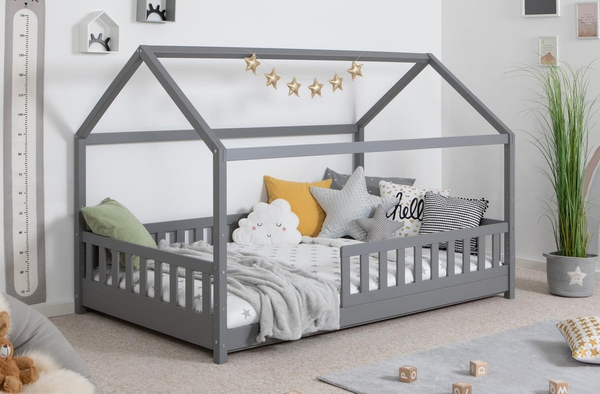 TiCAA Montessori Kinderbett Hausbett aus Kiefernholz mit Rausfallschutz & Rolllattenrost – Bodenbett für Kinder